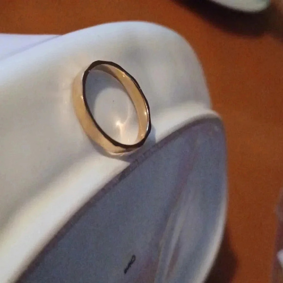 💙🌹New yellow tone wedding band - Picture 4 of 10